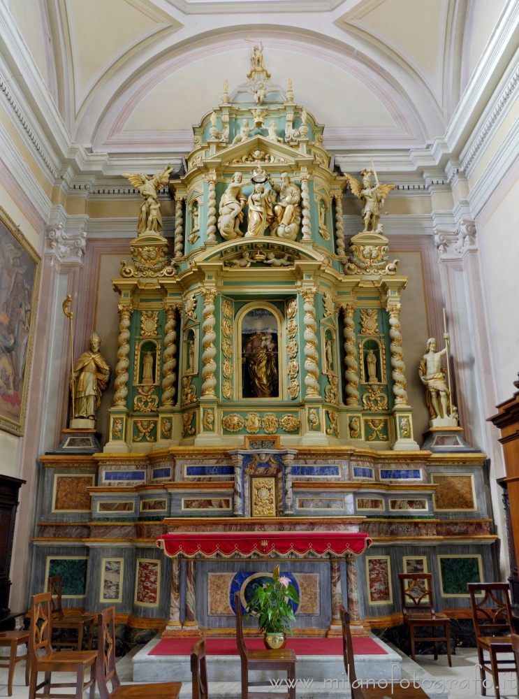 Ponderano (Biella, Italy) - Altar of the Virgin of the Rosary in the Church of St. Lawrence Martyr